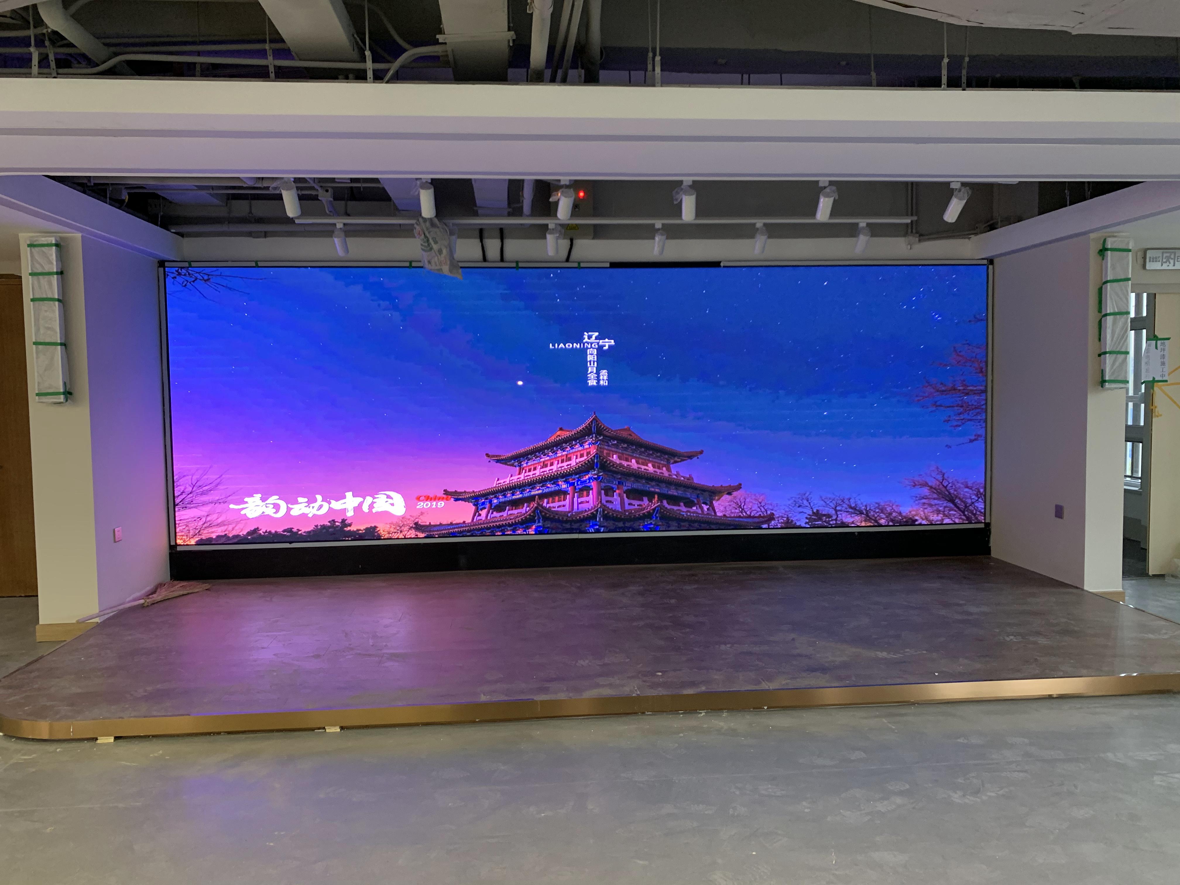 “會議室屏幕掛多高？人體工學高度公式+高管身高適配表”