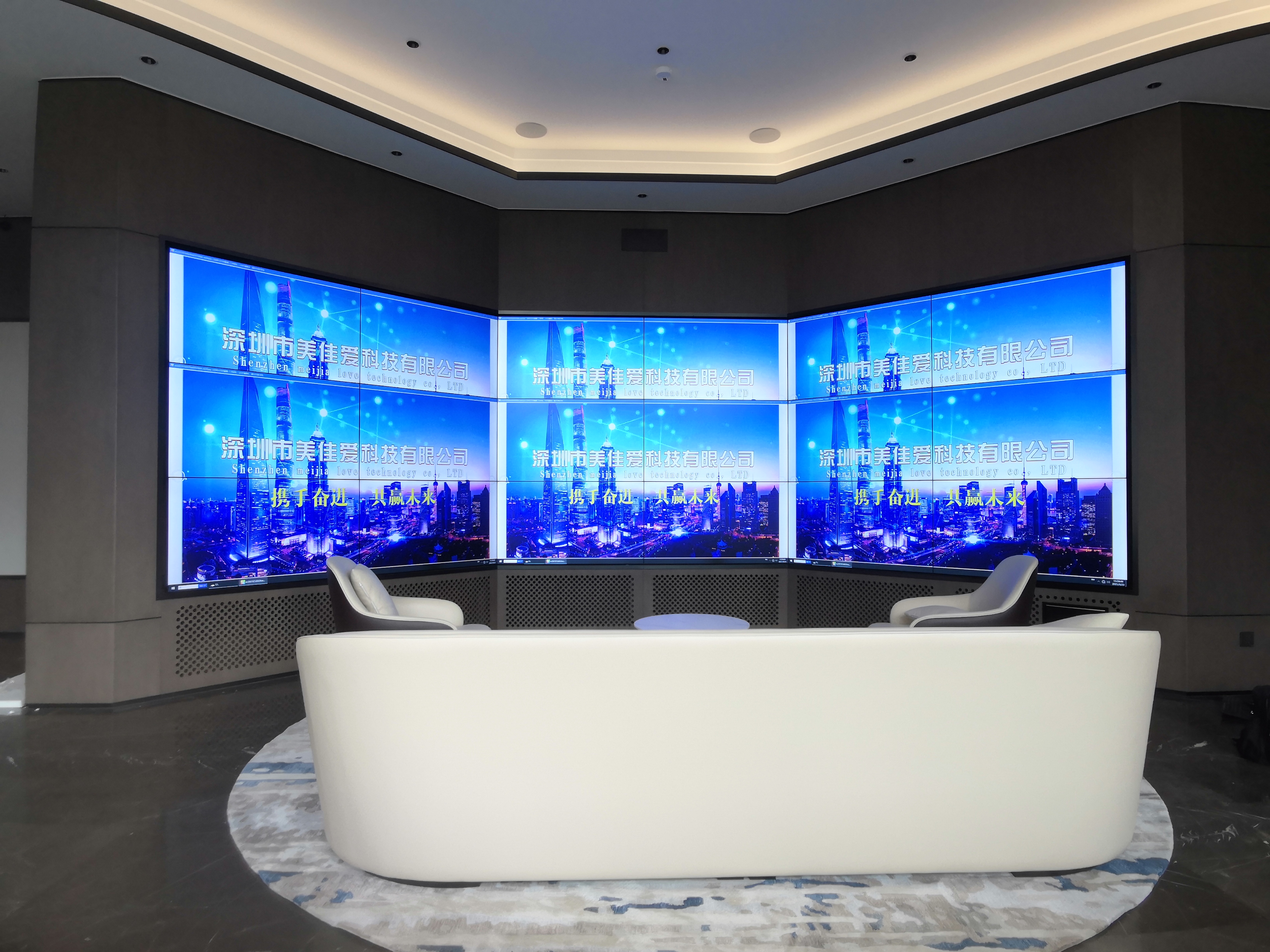 “無線投屏 vs HDMI接線：10人會議切換演示，哪種方式更讓老板崩潰？”